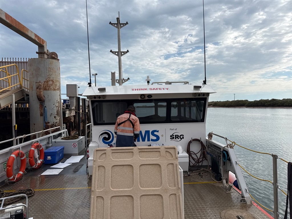 Deck of a towage vessel with crew